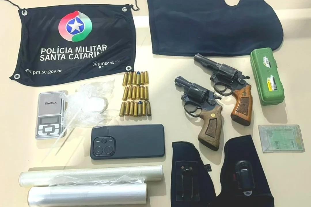 Tráfico de drogas: homem é preso com revólveres e entorpecentes