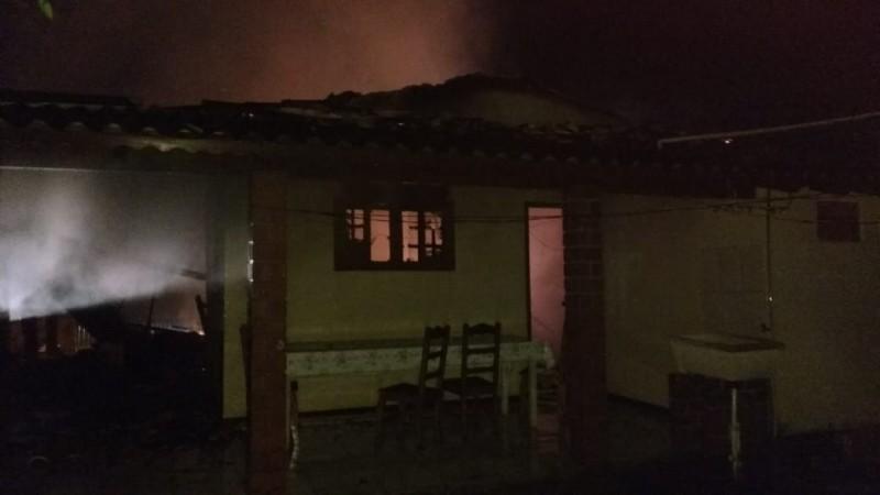 Casa pega fogo durante a madrugada em Arroio do Silva
