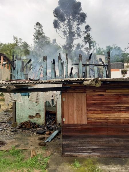 Após ser cobrado por aluguel atrasado, inquilino ateia fogo em casa de madeira