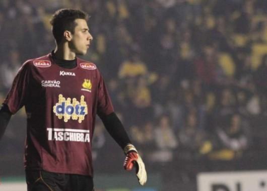 Confiante, Helton Leite pretende se firmar no gol do Tigre