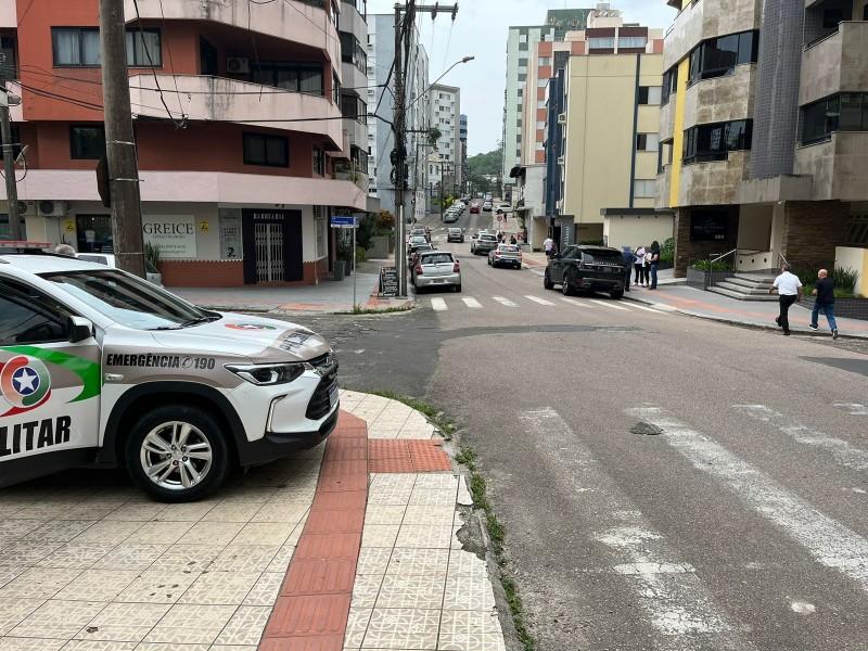 Criciúma: adolescente fica ferido ao ser atropelado no bairro Comerciário