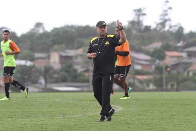 Toninho Cecílio começa a esboçar time para enfrentar o Cruzeiro