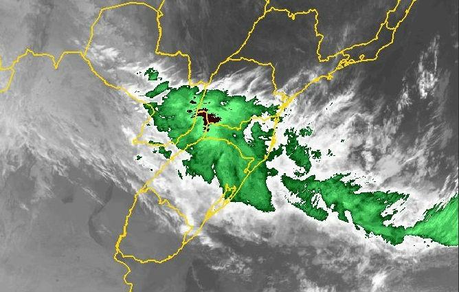 Com previsão de rajadas de vento e chuva, Defesa Civil continua em alerta