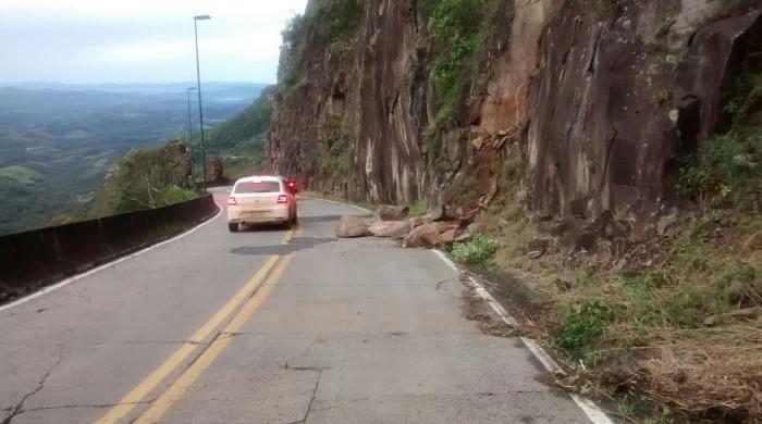 Barreira cai e meia pista na Serra do Rio do Rastro