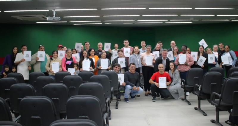 Prefeitura de Criciúma realiza entrega de escrituras para 36 famílias