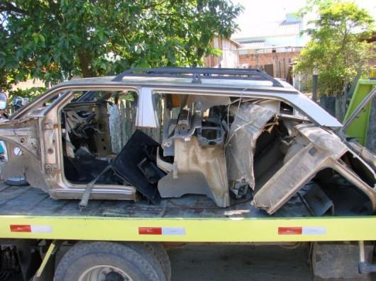 Polícia estoura desmanche, prende mecânico e apreende carro e peças