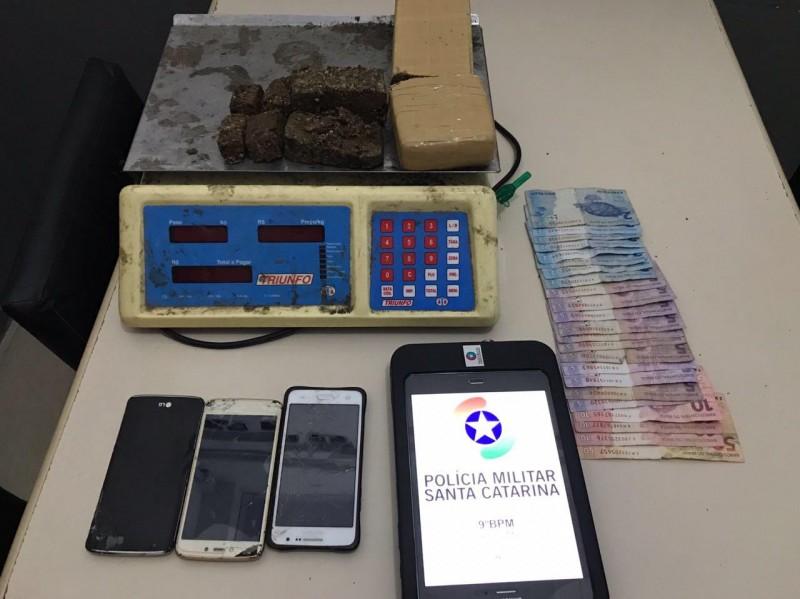 Com ajuda de cão farejador, polícia apreende drogas em Criciúma