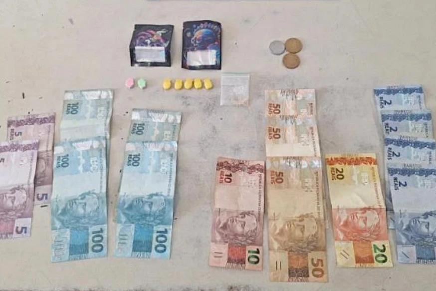 Motociclista tenta fugir, mas é flagrado com drogas e quase R$ 600