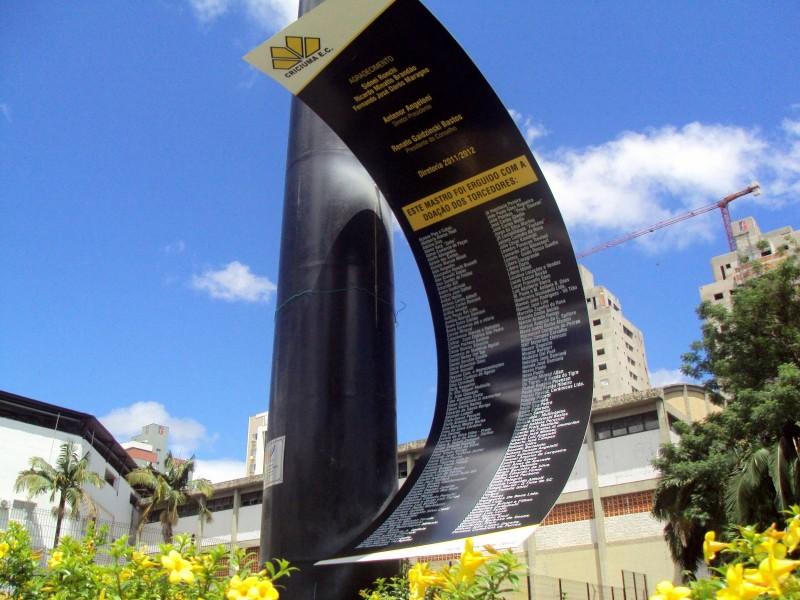Placa do bandeirão tricolor é restaurada