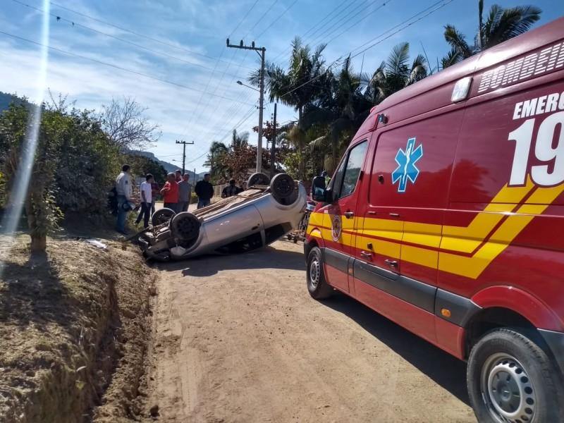 Motorista perde o controle do carro e capota em Tubarão