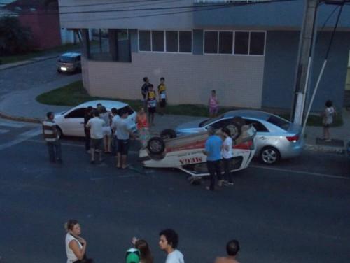 Carro capota três vezes na rua Almirante Barroso, em Criciúma