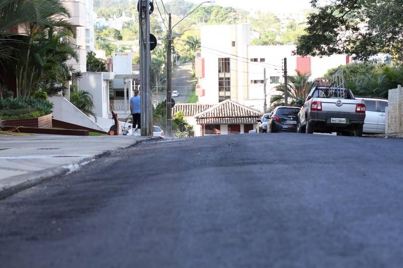 Danificada por obras da Casan, rua na área central recebe pavimentação