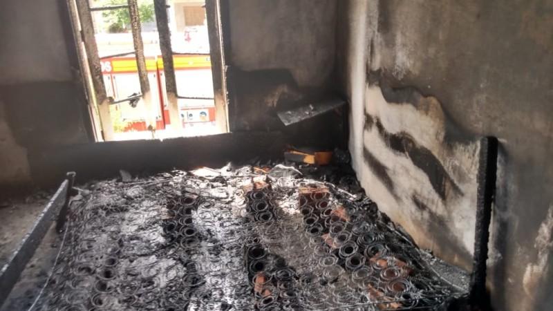 Homem tem 90% do corpo queimado em incêndio em residência