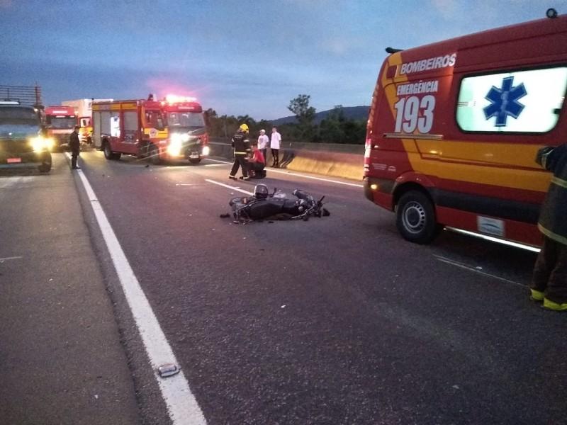 Motociclista colide em caminhão pegando fogo em Pescaria Brava