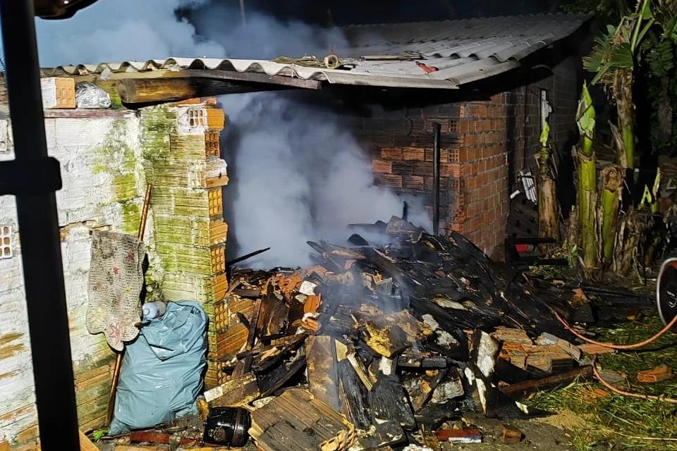 Corpo de Bombeiros combate incêndio em casa em Araranguá