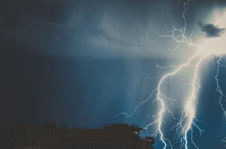 Saiba como proteger os aparelhos eletrônicos durante as chuvas de verão