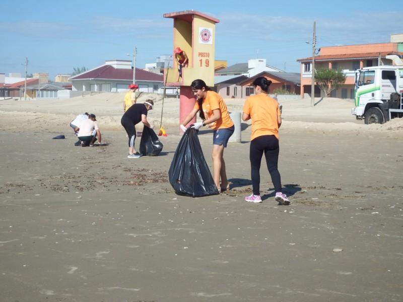 Mutirão Praia Limpa envolve a comunidade e retira lixos e entulhos da orla