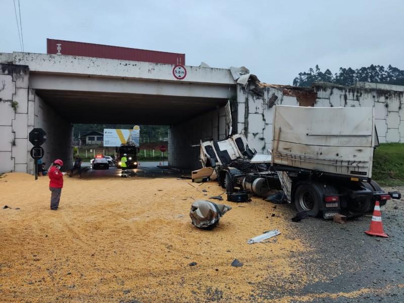 Carreta de Armazém cai de viaduto após acidente na BR-101
