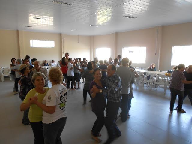 Baile da integração reúne idosos de Cocal