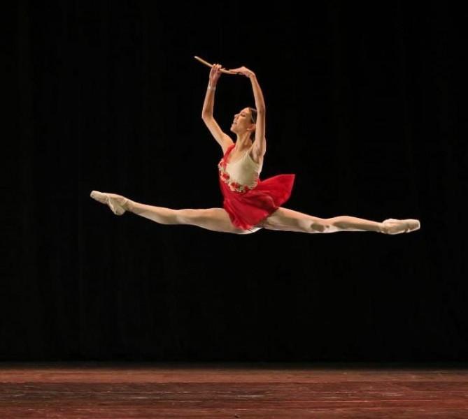 Bailarina da Fundação Cultural de Içara recebe bolsa para estudar em Goiânia, no estado de Goiás