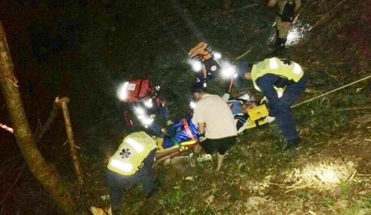 Caminhoneiro despenca de ribanceira de 35 metros de altura 