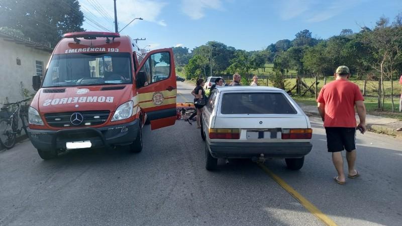 Motociclista e caroneira ficam gravemente feridos em acidente de trânsito no bairro Demboski