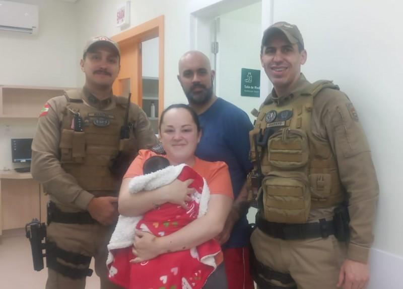 Bebê de sete dias é salva por policiais militares em Criciúma