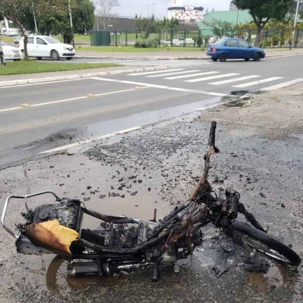 Criciúma: moto é destruída após pegar fogo na Próspera