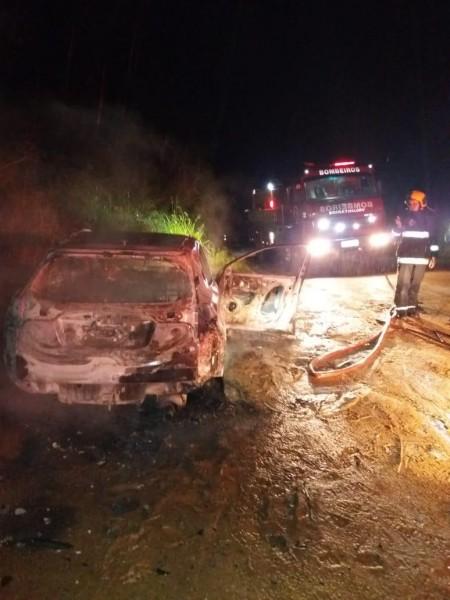 Veículo é encontrado incendiado em Treze de Maio; carro teria sido utilizado em assalto 