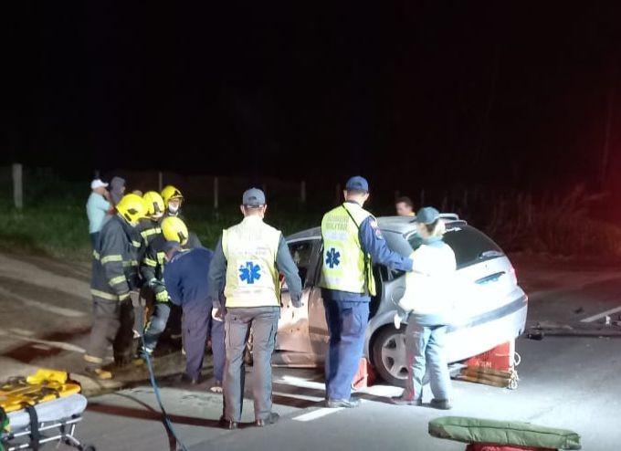 Colisão frontal entre caminhão e carro é registrada na SC-370 em Gravatal