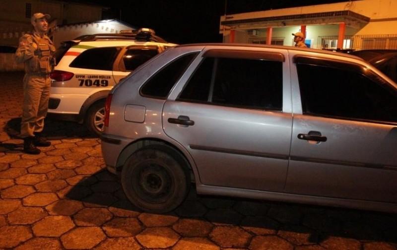 Jovens furtam carro e tentam vender por R$ 300