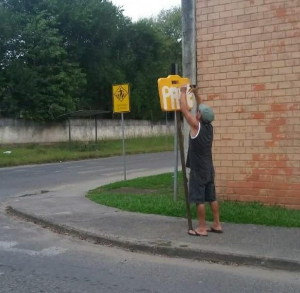 Placa artesanal é instalada para resolver um velho problema no São Luiz