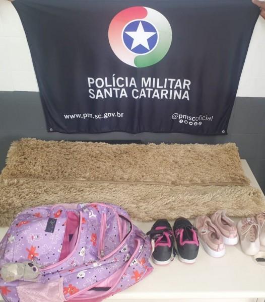 Dupla furta tapete para trocar por droga