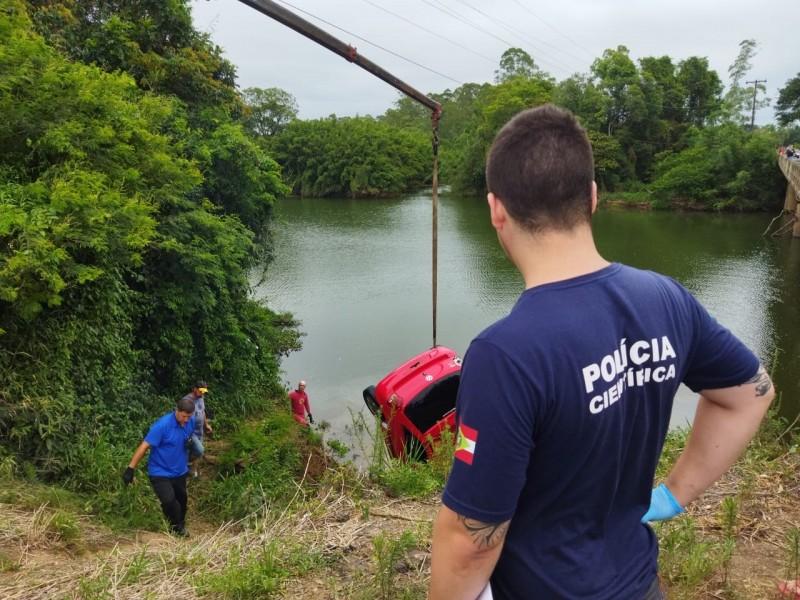 Motorista morre após cair com carro em rio de Araranguá