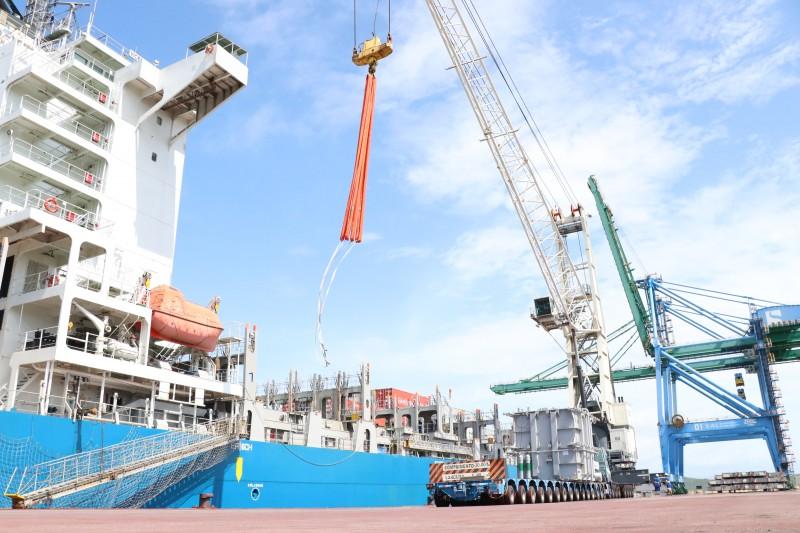 Transformadores de grande porte são embarcados no Porto de Imbituba