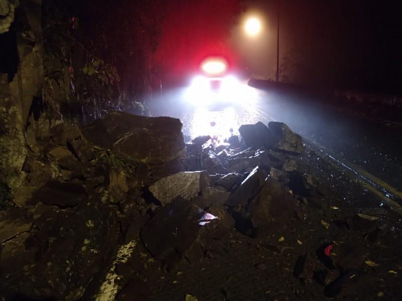 Queda de barreira na Serra do Rio do Rastro bloqueia uma das faixas da SC-390