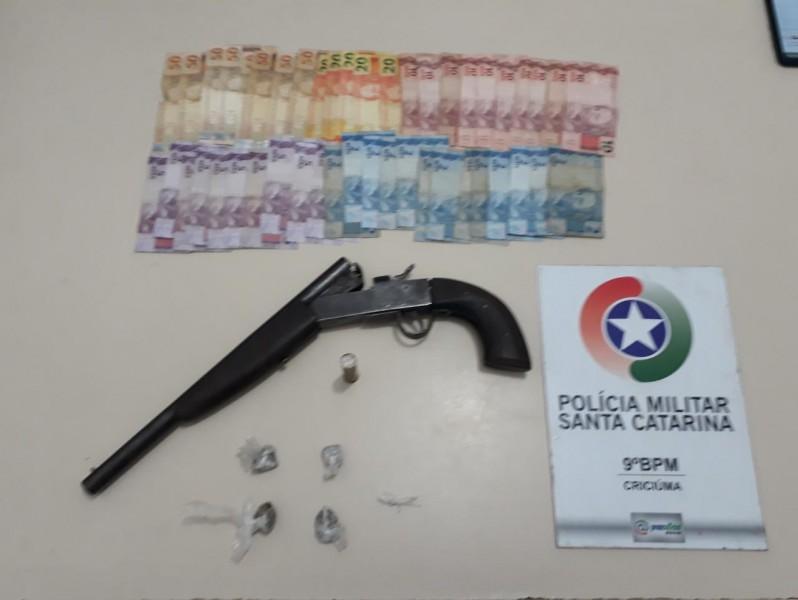 Polícia apreende espingarda de fabricação artesanal e drogas em Criciúma 