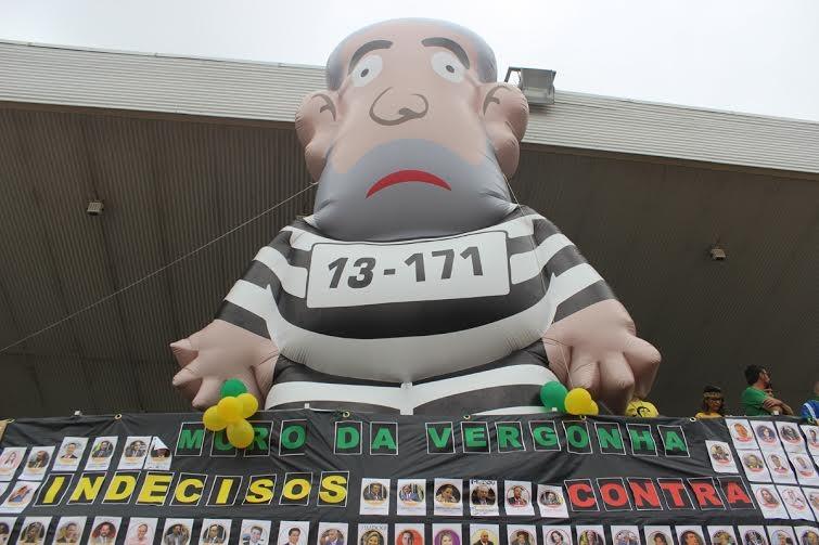 Pixuleco com oito metros chama atenção em manifestação