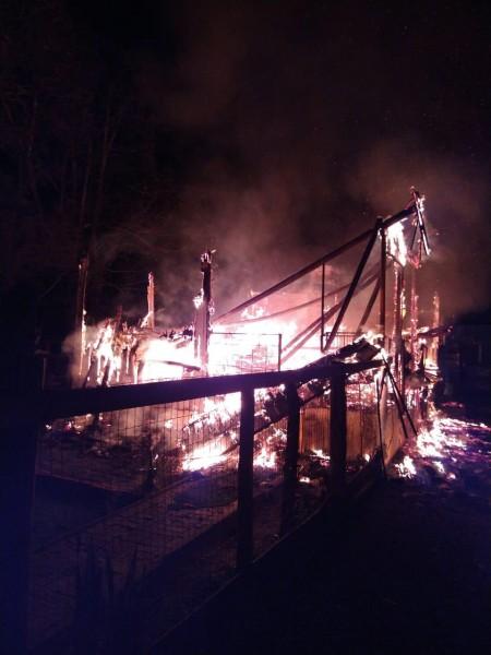 Casa é consumida por incêndio no bairro Morro Estevão em Criciúma