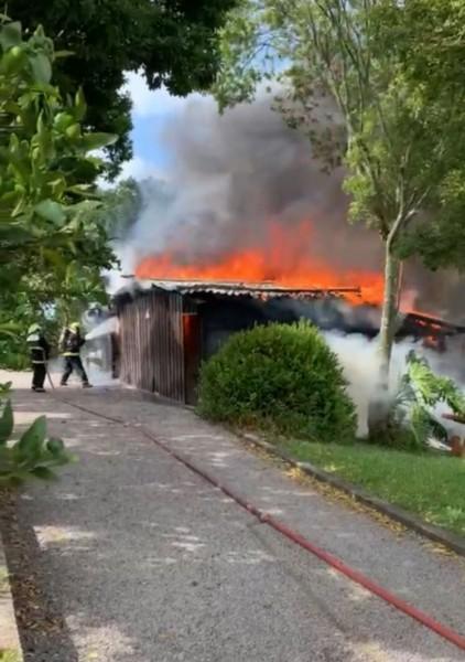 Bombeiros controlam incêndio em edícula em Sangão