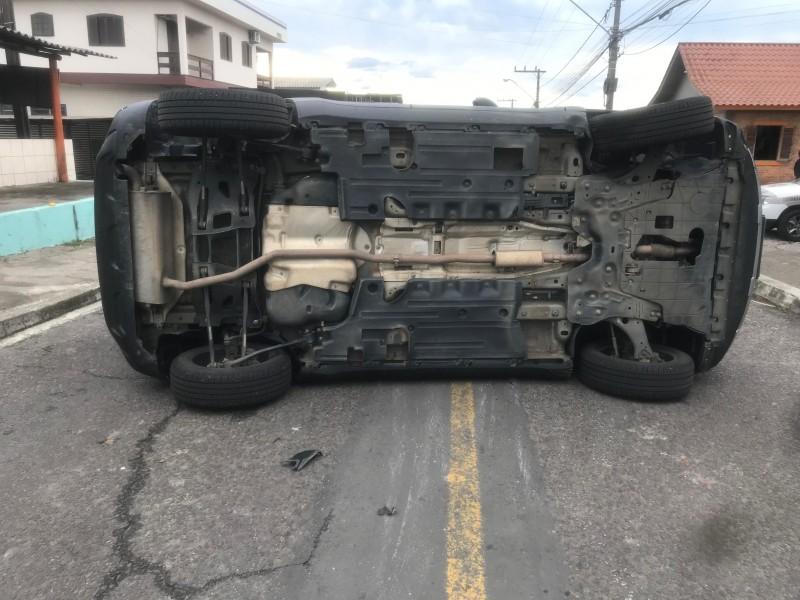 Criciúma: carro tomba após colisão no bairro Nossa Senhora da Salete