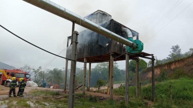 Bombeiros combatem incêndio em empresa de revestimento na SC-370 