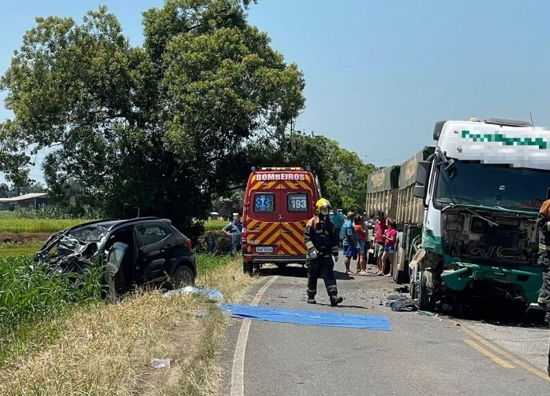 Motorista morre em colisão frontal entre carro e carreta 