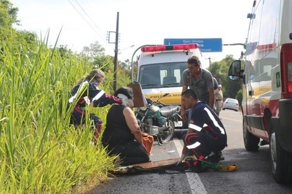 Pneu de motocicleta estoura e casal sofre queda na SC-390