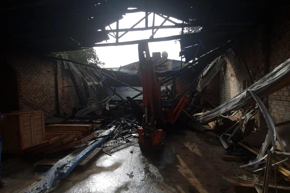 Depósito de materiais de construção e garagem pegam fogo em Sombrio