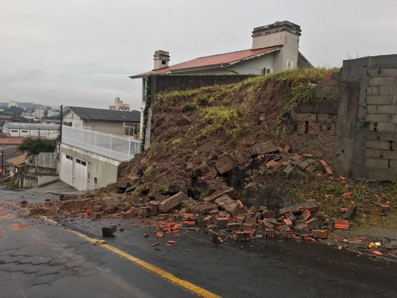 Deslizamento de terra deixa trânsito em meia pista no bairro Operária Nova