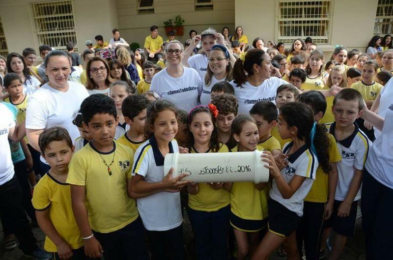 Escola faz cápsula do tempo para marcar 75 anos de história