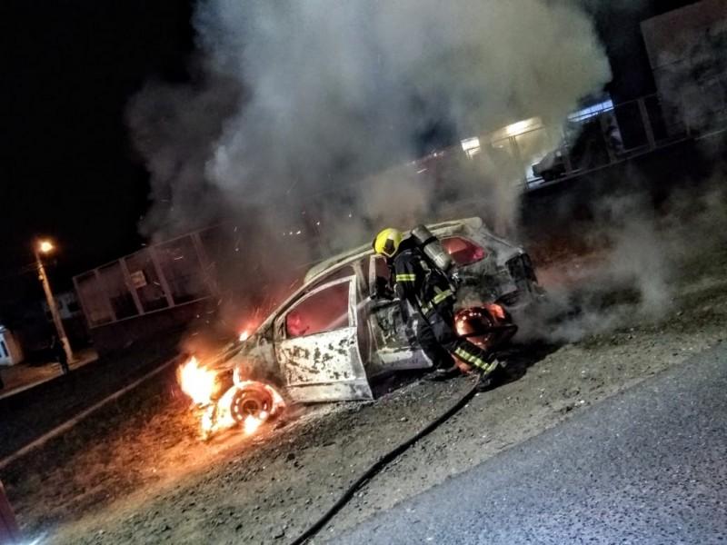 Incêndio consome veículo em Criciúma