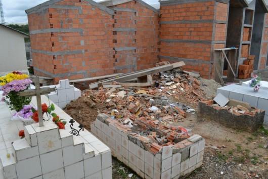 Túmulos são violados para construção de capelas em Cocal do Sul