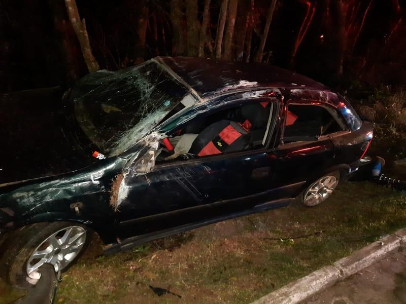 Motorista perde o controle da direção e capota veículo em Jaguaruna 